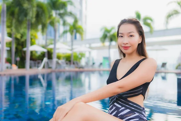 肖像画美しい若いアジアの女性のレジャー休暇のための屋外スイミングプールの周りの笑顔をリラックス — ストック写真