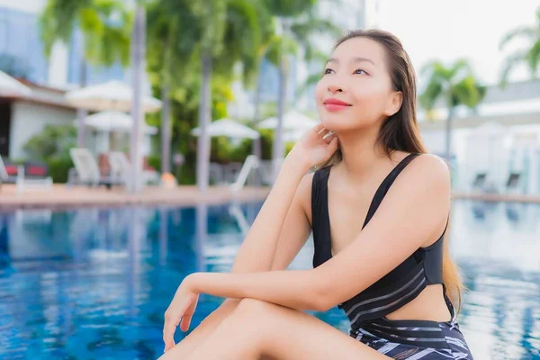 Retrato Hermosa Joven Mujer Asiática Ocio Relajarse Sonrisa Alrededor Piscina — Foto de Stock