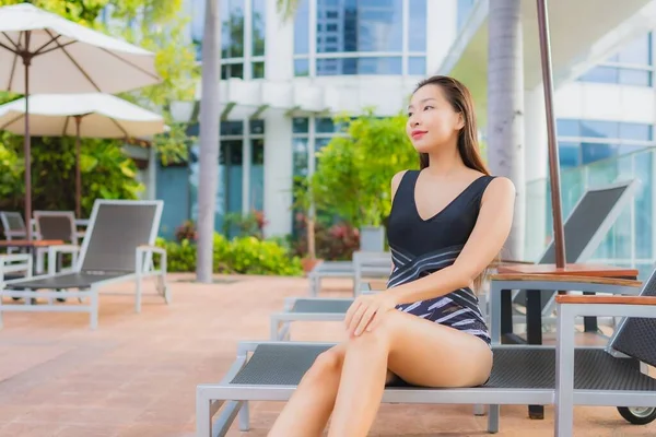 Retrato Bonito Jovem Asiático Mulher Lazer Relaxar Sorriso Redor Piscina — Fotografia de Stock