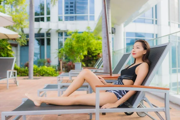 Retrato Bonito Jovem Asiático Mulher Lazer Relaxar Sorriso Redor Piscina — Fotografia de Stock