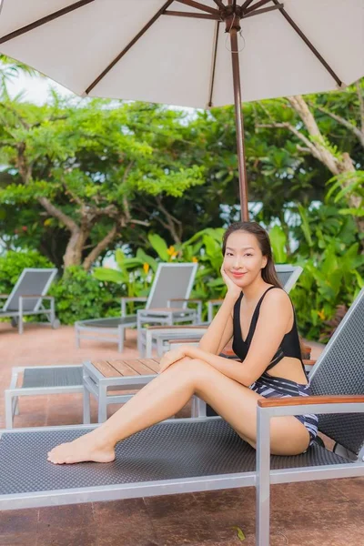 Retrato Hermosa Joven Mujer Asiática Ocio Relajarse Sonrisa Alrededor Piscina —  Fotos de Stock