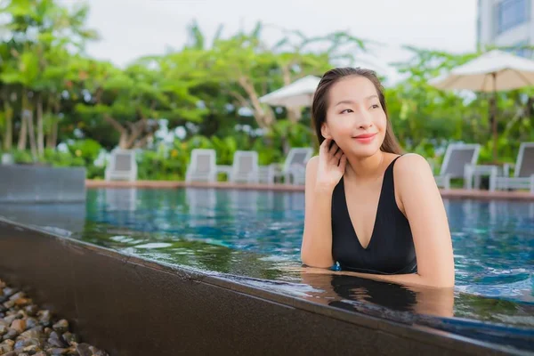 Retrato Hermosa Joven Mujer Asiática Ocio Relajarse Sonrisa Alrededor Piscina —  Fotos de Stock