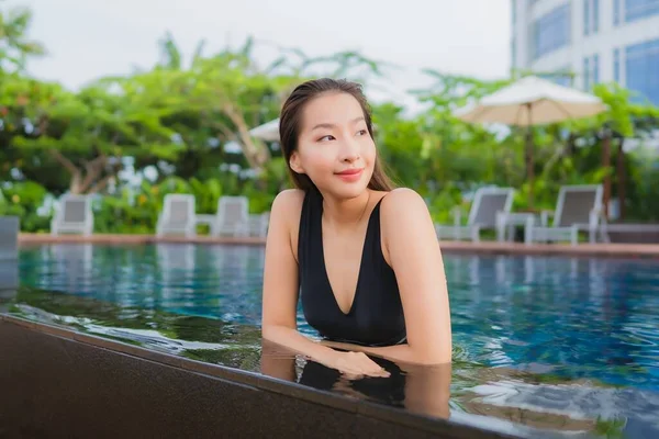 Güzel Genç Asyalı Kadın Portresi Rahatlayın Tatil Için Yüzme Havuzunda — Stok fotoğraf