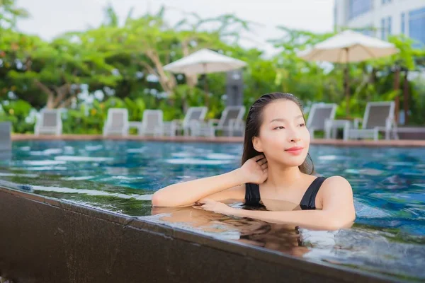 Portrait Belle Jeune Femme Asiatique Loisirs Relax Sourire Autour Piscine — Photo