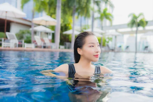 肖像画美しい若いアジアの女性のレジャー休暇のための屋外スイミングプールの周りの笑顔をリラックス — ストック写真