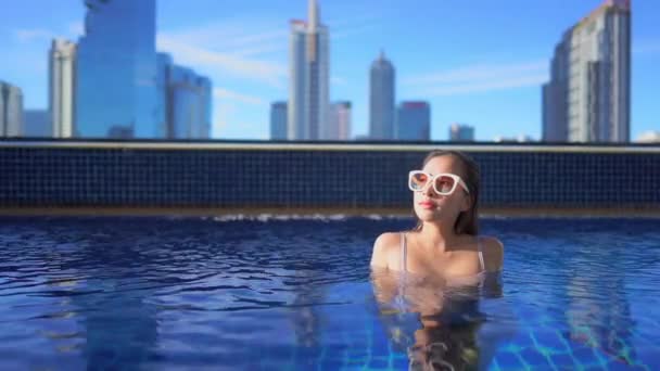 Porträtt Ung Asiatisk Kvinna Koppla Runt Poolen Hotell Resort — Stockvideo