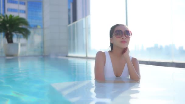 ホテルリゾートのプールでリラックスした若いアジアの女性の肖像画 — ストック動画
