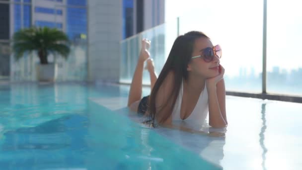 Portrait Junge Asiatische Frau Entspannt Sich Swimmingpool Hotelresort — Stockvideo