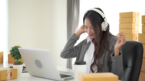 Des Images Belle Jeune Femme Asiatique Travaillant Maison Avec Des — Video