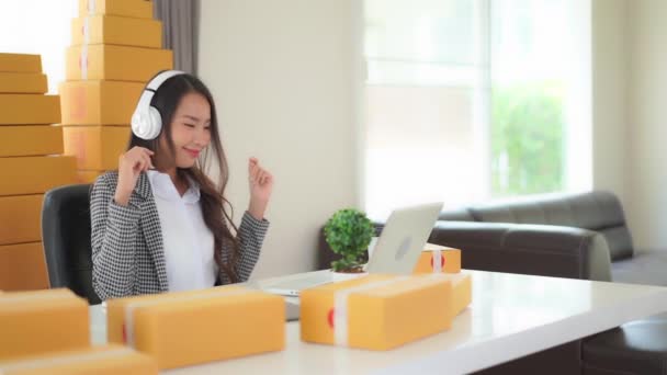 Felvétel Gyönyörű Fiatal Ázsiai Dolgozik Otthon Halom Csomag Dobozok — Stock videók