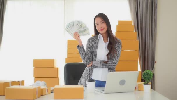 Beeldmateriaal Van Mooie Jonge Aziatische Vrouw Werken Thuis Met Stapels — Stockvideo