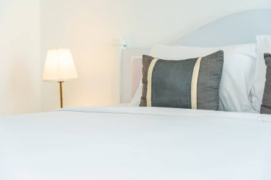 Yatak odasının iç tarafındaki yastıkta lamba var.