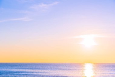 Günbatımında ya da gün doğumunda seyahat için güzel tropikal doğa deniz okyanusu