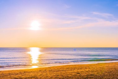 Günbatımında ya da gün doğumunda seyahat için güzel tropikal doğa deniz okyanusu