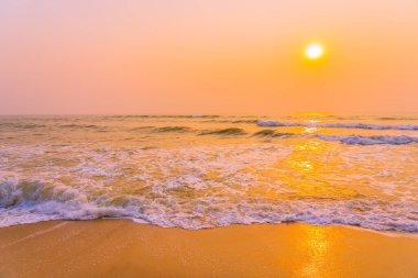 Günbatımında ya da gün doğumunda deniz kıyısı çevresindeki güzel tropikal doğa seyahatler için