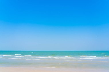 Plaj denizinin güzel tropikal doğası Mavi gökyüzü seyahat tatili için