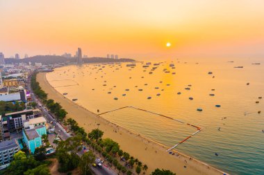 Pattaya şehri Tayland 'ın etrafında mimari yapıları ve gemileri olan güzel tropikal sahil okyanus körfezi.