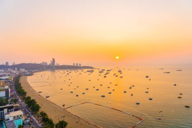 Pattaya şehri Tayland 'ın etrafında mimari yapıları ve gemileri olan güzel tropikal sahil okyanus körfezi.