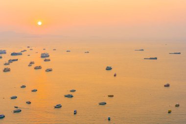 Pattaya şehri Tayland 'ın etrafında mimari yapıları ve gemileri olan güzel tropikal sahil okyanus körfezi.