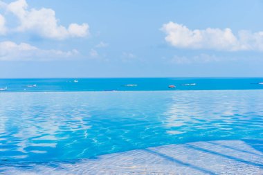 Okyanus manzaralı güzel sonsuzluk yüzme havuzu beyaz bulut mavi gökyüzü boş bir tatil için