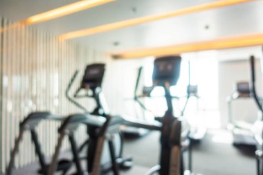 Beden eğitimi odasının içinde arka plan için soyut bulanık fitness ekipmanı