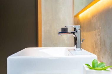 Musluk suyu ve beyaz lavabo dekorasyonu iç banyo.