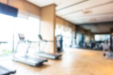 Özgün bulanıklık ve arka plan için spor salonunda odaklanmış fitness ekipmanı