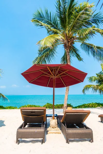 Hermosa Playa Tropical Mar Océano Con Sombrilla Silla Alrededor Palmera —  Fotos de Stock