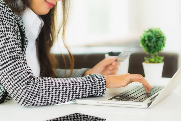 Porträtt Vacker Ung Asiatisk Kvinna Använder Kreditkort Med Bärbar Dator — Stockfoto