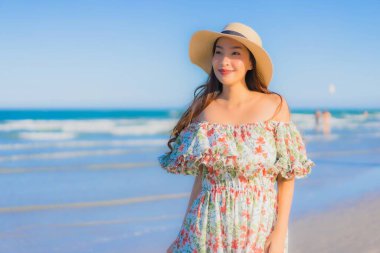 Güzel bir Asyalı kadın portresi. Mutlu bir gülümseme. Mavi gökyüzündeki tropikal deniz okyanusunda rahatla.