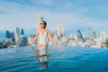 Güzel bir Asyalı kadın portresi. Rahatlayın. Mutlu bir gülümseme.