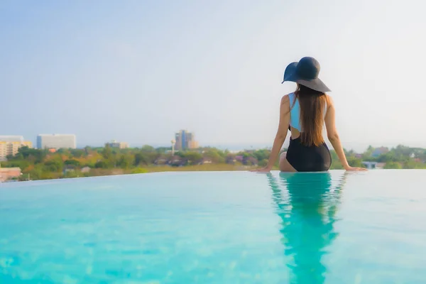 Retrato Hermosa Joven Mujer Asiática Feliz Sonrisa Relajarse Alrededor Piscina —  Fotos de Stock