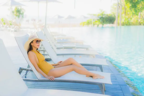 ポートレート美しい若いアジアの女性幸せな笑顔レジャー旅行休暇のためのホテルリゾートで屋外スイミングプールの周りにリラックス — ストック写真