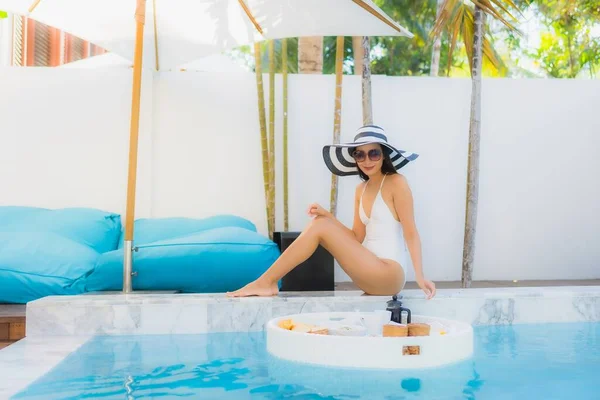 Retrato Hermosa Joven Asiática Mujer Feliz Sonrisa Con Flotante Desayuno — Foto de Stock