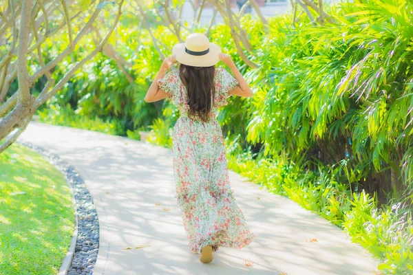 Retrato Hermosa Joven Asiática Mujer Caminando Con Feliz Disfrutar Alrededor — Foto de Stock