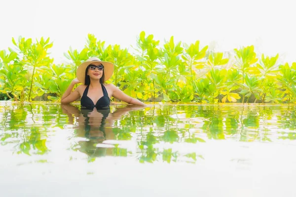 Retrato Hermosa Joven Mujer Asiática Relajarse Piscina Complejo Hotelero Para — Foto de Stock