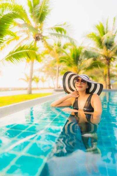 Retrato Bela Jovem Mulher Asiática Relaxar Redor Piscina Livre Hotel — Fotografia de Stock