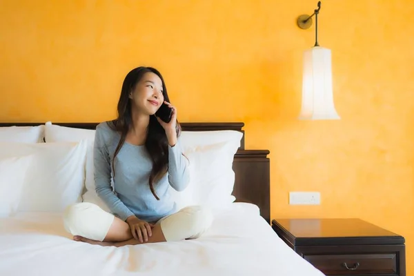 Porträt Schöne Junge Asiatische Frau Mit Handy Auf Dem Bett — Stockfoto