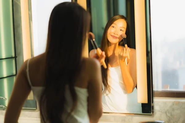Portret Piękna Młoda Azjatka Makijaż Proszku Kosmetycznego Szminki Twarzy Twarzy — Zdjęcie stockowe