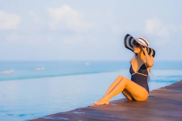 Retrato Hermosa Joven Mujer Asiática Relajarse Alrededor Piscina Complejo Hotelero — Foto de Stock