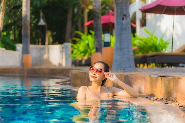 Portrait Belle Jeune Femme Asiatique Détendre Autour Piscine Dans Station — Photo