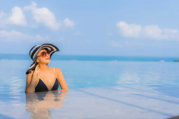 Retrato Hermosa Joven Mujer Asiática Relajarse Alrededor Piscina Complejo Hotelero — Foto de Stock