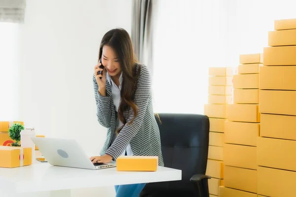 Güzel Asyalı Kadını Portresi Evden Bilgisayarlı Cep Telefonuyla Karton Kutuyla — Stok fotoğraf