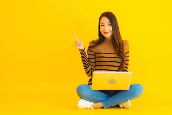 Портрет Красивая Молодая Азиатская Женщина Сидеть Полу Использования Ноутбука Компьютера — стоковое фото
