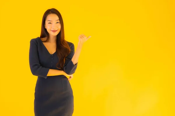 Portret Mooie Jonge Aziatische Vrouw Met Actie Geïsoleerde Gele Achtergrond — Stockfoto