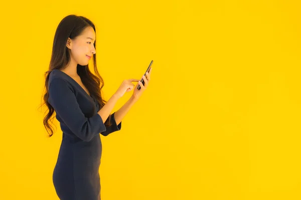 Akıllı Cep Telefonlu Güzel Asyalı Kadın Portresi Sarı Izole Edilmiş — Stok fotoğraf