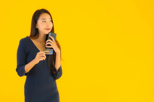 Портрет Красивая Молодая Азиатская Женщина Смартфоном Мобильного Телефона Кредитной Карты — стоковое фото