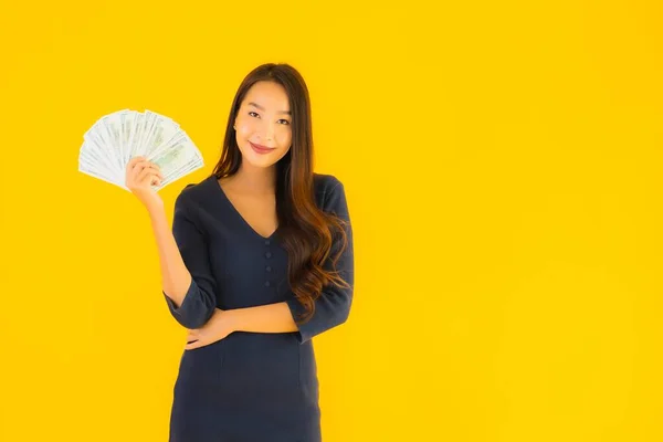 Retrato Bonito Jovem Asiático Mulher Com Dinheiro Dinheiro Amarelo Isolado — Fotografia de Stock