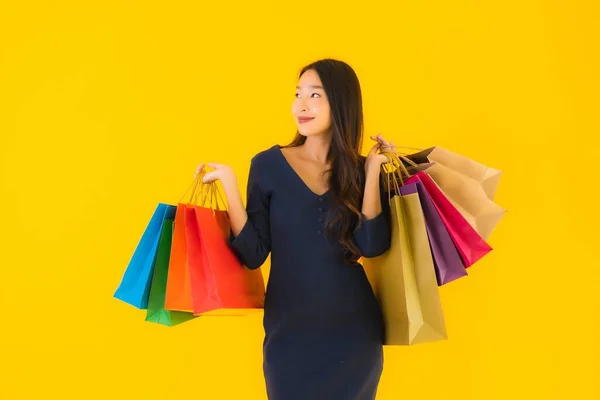 Portret Mooie Jonge Aziatische Vrouw Met Kleurrijke Boodschappentas Gele Geïsoleerde — Stockfoto