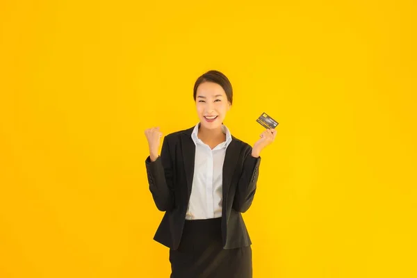 Retrato Hermosa Joven Negocio Asiático Mujer Con Tarjeta Crédito Amarillo —  Fotos de Stock